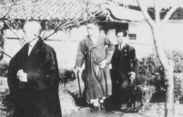 1946년 전등사를 방문한 백범 김구 선생.  사진 왼쪽은 당시 주지 김정섭.(사진제공=전등사)